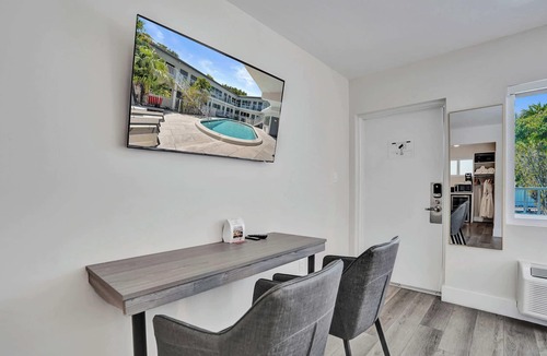Galt Mile Apartment | Accessible King Getaway in Fort Lauderdale