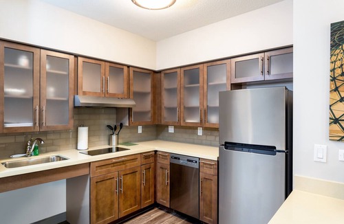 Hollywood Apartment | ADA 2BR Suite w/Accessible Tub | Free Breakfast!