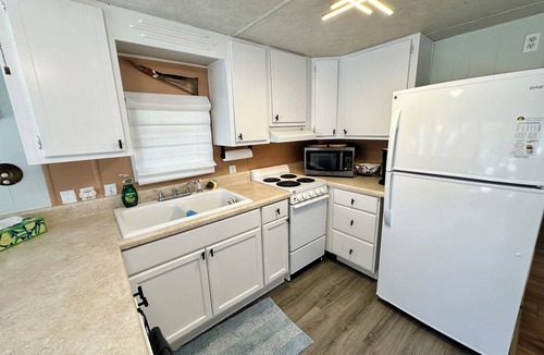 Nettles Island House | Adorable 1 Bedroom 1 Bath Beach Bungalow just steps from the ocean! Fully equipped open kitchen.