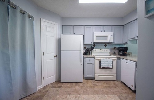 Kingsland House | Adorable 3/2, with community pool and centrally located