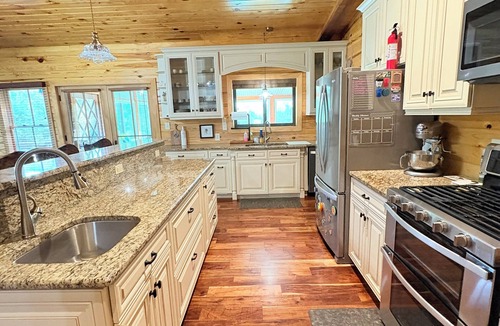 Albany House | Adorable Rustic Getaway -Country Charm Awaits!