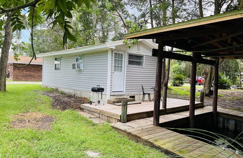 Palatka Cottage | Adorable tiny home on a canal that leads to the beautiful St. John’s River.