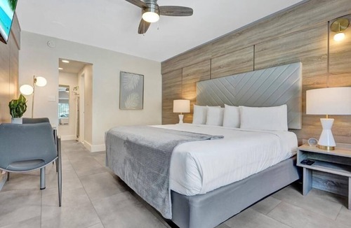 Galt Mile Hotel | Affordable Chic Stay Near Lauderdale-by-the-Sea | 2BR Adult-only Suite