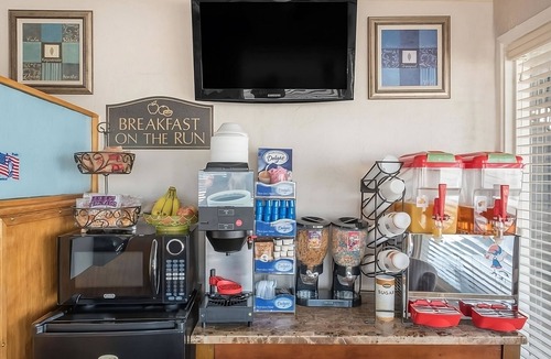 Pecos Hotel | Affordable Lodging in Pecos! Pets are Welcome! Airport Shuttle, Seasonal Pool!