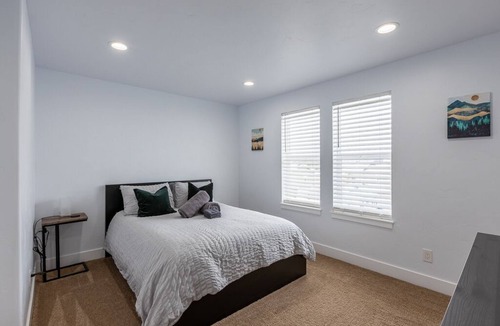 Leadville House | Airy home away from home- minutes from downtown and mineral belt trail!