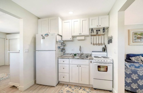 Siesta Key Cottage | All-New, Walk to Beach & Village, Private and Cozy