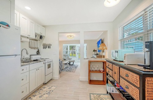 Siesta Key Cottage | All-New, Walk to Beach & Village, Private and Cozy