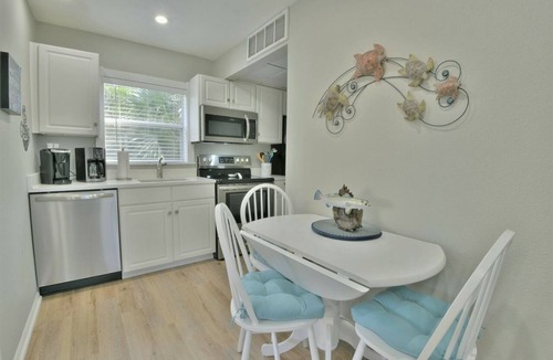 Bradenton Beach Condo | Amazing beach getaway pool condo by the beach