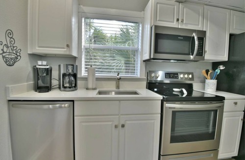 Bradenton Beach Condo | Amazing beach getaway pool condo by the beach