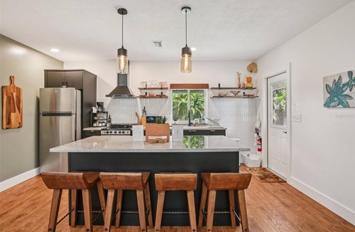 Bearss Plaza Cottage | Amazing cottage in sunny Tampa close to everything.