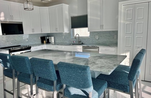 Fort Myers Beach House | Amazing New Pool/Canal 3 King,1 Queen sofa bed,2 Bath,Near Beach+Times Square