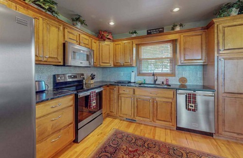 Murphy House | Amazing Pet Friendly chalet w/mountain views, wraparound porch, & hot tub