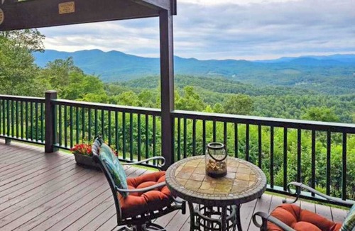 Murphy House | Amazing Pet Friendly chalet w/mountain views, wraparound porch, & hot tub