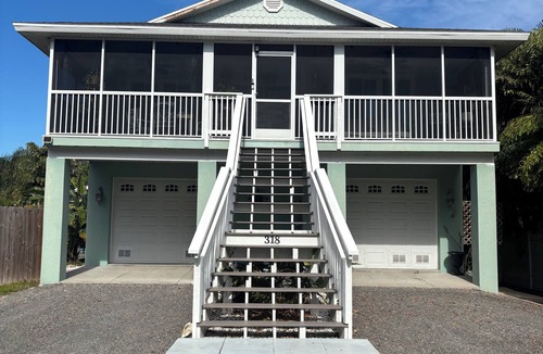 Crystal Beach House | Amazing Private Tropical Pool, Fire Pit, 3 mins to Crystal Beach.