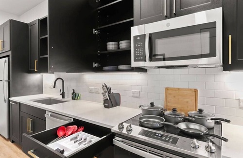 North Hyde Park Apartment | Amazing Studio | King Suite | Pool & Gym | Central