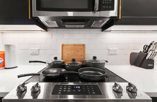 North Hyde Park Apartment | Amazing Studio | King Suite | Pool & Gym | Central