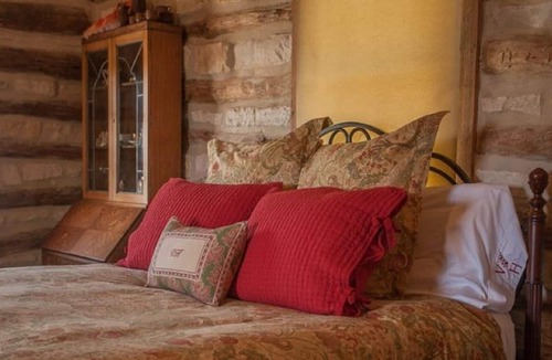 Fredericksburg Cabin | "Amelia's Cabin" , a truly cozy, gentle step back in time....