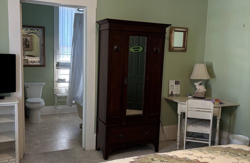 Nacogdoches Bed & Breakfast | Angelina Room - Hardeman House Bed and Breakfast