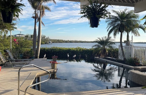 Bokeelia House | Angler's Luxury Waterfront in Bokeelia - Infinity Pool, Bar & Dock for Fishing