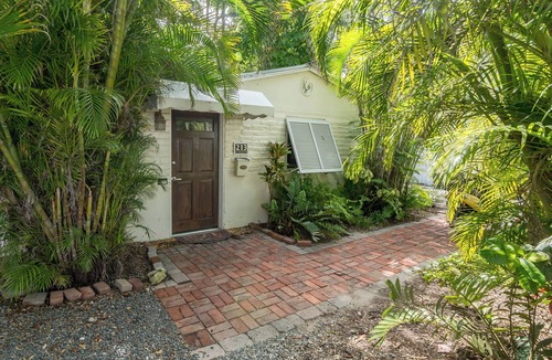 Historic Seaport Cottage | Ann Street Gardens