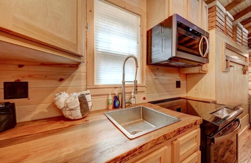 Hayesville Cabin | Appalachian Adventure in this Tiny Cabin near Hiawassee, Ideal for Couples' Glamping