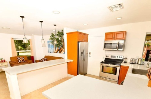 Imperial Point Apartment | April Rates with 40% Off | Heated Pool | Beach 5min