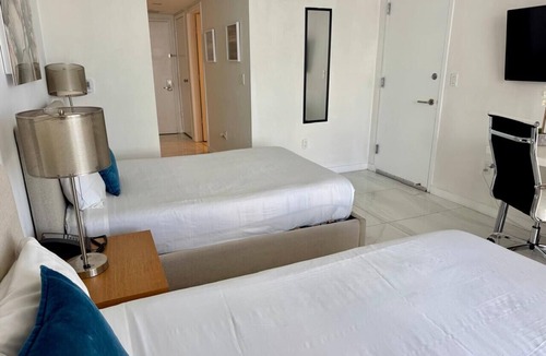 Hallandale Beach Hotel | Apt 2 queen beds Incredible view Free Beach Service