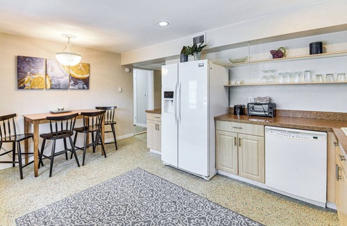Holly Hill Apartment | Apt 3 Mi to Beach & Daytona Boardwalk Amusements!