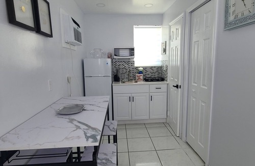 Boulevard Heights Apartment | Apt Hollywood Fl close to Hard Rock Stadium and Hard Rock Casino Guitar Hotel