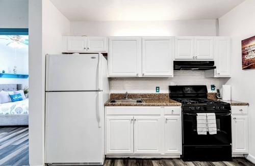 Royal Poinciana Apartment | Aqua Breeze Suite with Free Parking