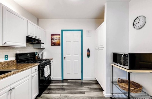 Royal Poinciana Apartment | Aqua Breeze Suite with Free Parking