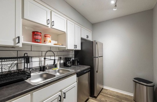Central Arlington Apartment | Arlington 1BR | AT&T, Globe Life, 6 Flags, Parking