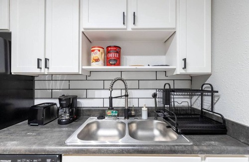 Central Arlington Apartment | Arlington 1BR | AT&T, Globe Life, 6 Flags, Parking
