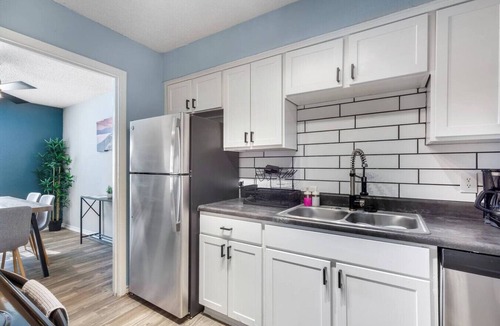 Central Arlington Apartment | Arlington 2BR | AT&T, Globe Life, 6 Flags, Parking