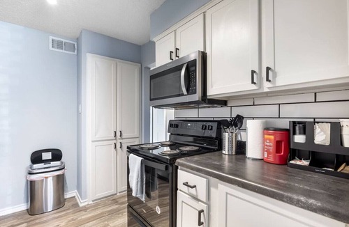 Central Arlington Apartment | Arlington 2BR | AT&T, Globe Life, 6 Flags, Parking