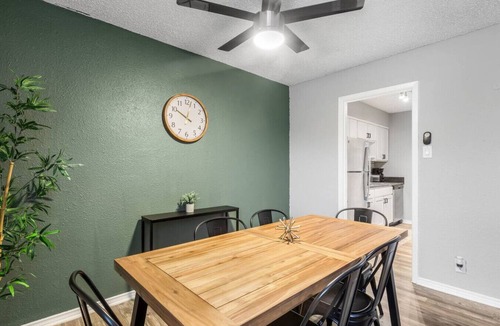 Central Arlington Apartment | Arlington 2BR | AT&T, Globe Life, 6 Flags, Parking