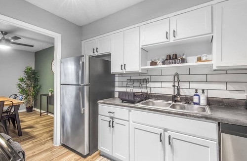 Central Arlington Apartment | Arlington 2BR | AT&T, Globe Life, 6 Flags, Parking