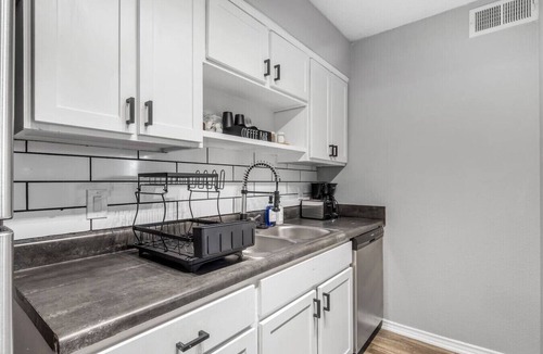 Central Arlington Apartment | Arlington 2BR | AT&T, Globe Life, 6 Flags, Parking