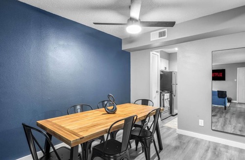 Central Arlington Apartment | Arlington 2BR | AT&T, Globe Life, 6 Flags, Parking