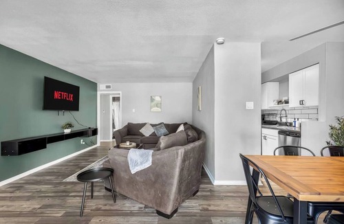 Central Arlington Apartment | Arlington 3BR | AT&T, Globe Life, 6 Flags, Parking