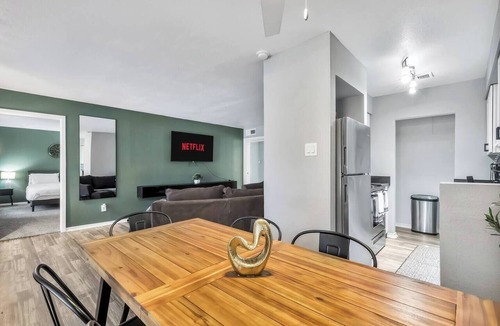 Central Arlington Apartment | Arlington 3BR | AT&T, Globe Life, 6 Flags, Parking