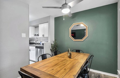 Central Arlington Apartment | Arlington 3BR | AT&T, Globe Life, 6 Flags, Parking