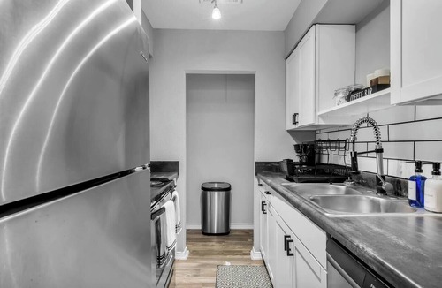 Central Arlington Apartment | Arlington 3BR | AT&T, Globe Life, 6 Flags, Parking