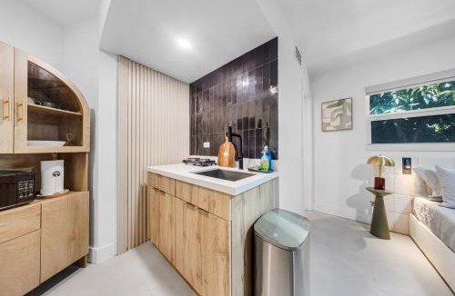 Coral Ridge Isles Apartment | Art Room Studio 2 ppl- Bright Relaxing stay