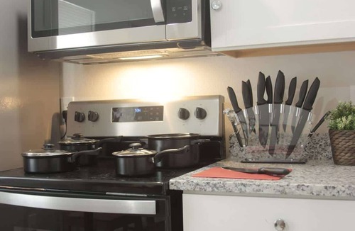 Bayou Oaks House | Artistic Escape Near Airport, Museums, and Ballet