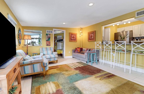 East Naples House | Artistic Tropical Paradise 5 minutes to downtown and the beach.