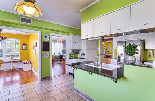 Longview House | ‘Artists’ Nest’ Unique Home 2 Mi to Dtwn Longview!