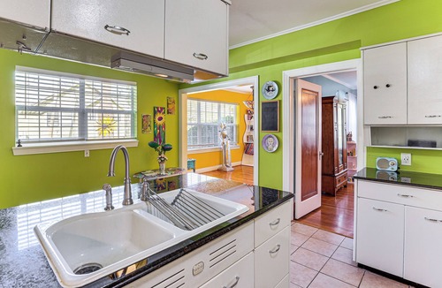 Longview House | ‘Artists’ Nest’ Unique Home 2 Mi to Dtwn Longview!