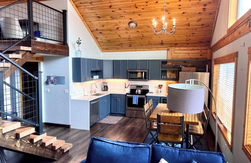 Warm Springs Cabin | Aspen Grove Haus - Private Family & Pet Friendly Cabin - 3 bd/2ba - Starlink