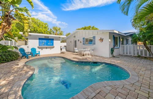 Ilexhurst House | At Ease West: A tropical rental 1/2 block from the beach